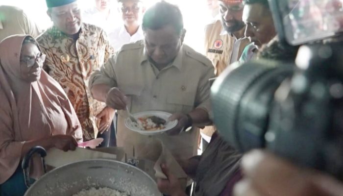 Prabowo Santap Sepiring Ikan Tongkol di Posko Aceh: “Pedes ya ini”