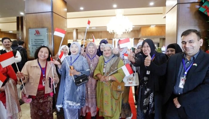 Prabowo Disambut Ibu-ibu Diaspora Indonesia Setiba di Pakistan