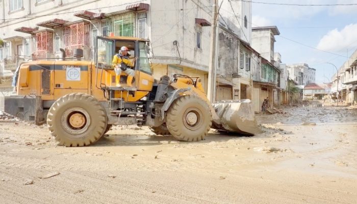 Alat Berat Terus Bekerja Bersihkan Jalanan Aceh Tamiang dari Sisa Bencana, Kehidupan Berangsur Pulih