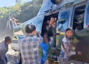 Haru TNI Awak Heli Pengantar Logistik saat Diberi Sepikul Durian dari Warga Terisolasi Gayo Lues