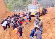 Momen Gotong Royong Petugas dan Warga Aceh Tengah Tarik Truk Pembawa Material Listrik