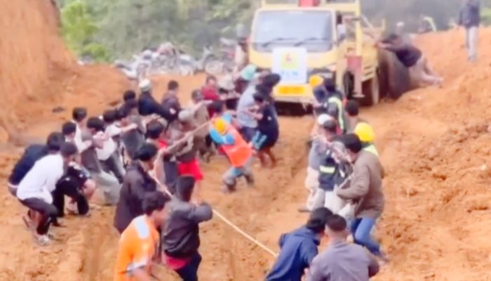 Momen Gotong Royong Petugas dan Warga Aceh Tengah Tarik Truk Pembawa Material Listrik