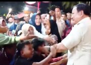 Suasana Malam Tahun Baru Remaja hingga Orang Tua Tapsel di Pengungsian Bareng Prabowo: Senang Sekali!
