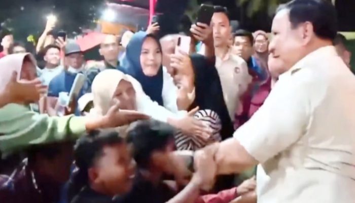 Suasana Malam Tahun Baru Remaja hingga Orang Tua Tapsel di Pengungsian Bareng Prabowo: Senang Sekali!