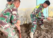 TNI AD dan Warga Bahu-membahu Bersihkan Rumah dan Pondok Bersalin Terdampak Bencana Banjir