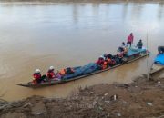 Mengarungi Sungai, Tim ERG PT TIMAH Tbk Antarkan Bantuan Logistik untuk Warga Kampung Sekumur di Aceh Tamiang