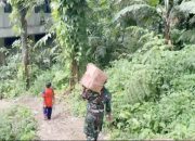 Pastikan Bantuan Sampai ke Desa, TNI Jalan Kaki Distribusikan Logistik Warga Terdampak Bencana