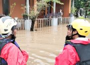 Ratusan Warga Sambirata Terdampak Banjir, PMI Cilegon Lakukan Layanan Kemanusiaan