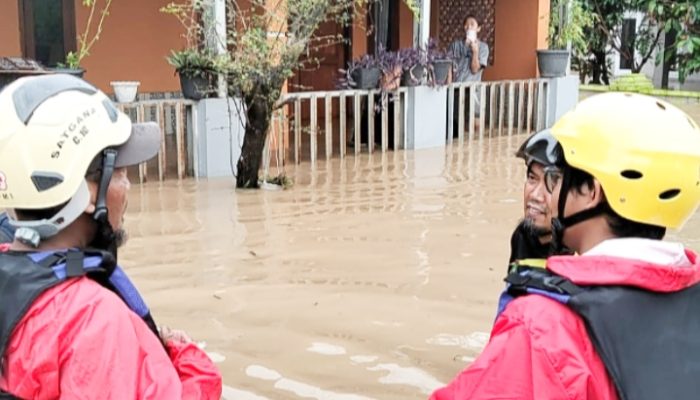Ratusan Warga Sambirata Terdampak Banjir, PMI Cilegon Lakukan Layanan Kemanusiaan