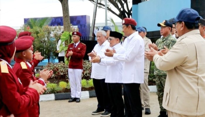 Momen Siswi Sekolah Rakyat Banjarbaru Dinyanyikan Ulang Tahun oleh Prabowo dan Teman-teman Sekolahnya