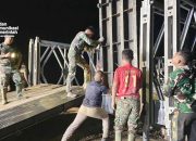 Cara TNI Membangun Jembatan di Wilayah Bencana Aceh
