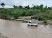 Seberangi Sungai, Petugas SPPG di Pedalaman NTT Bertaruh Nyawa Antar MBG, Harap Jembatan Dibangun