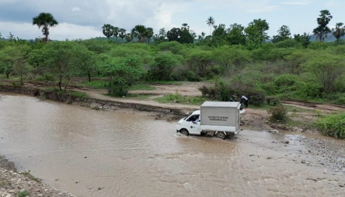 Seberangi Sungai, Petugas SPPG di Pedalaman NTT Bertaruh Nyawa Antar MBG, Harap Jembatan Dibangun