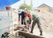 Babinsa Koramil 2304/Anyar Gelar Karya Bakti Bersama Warga, Fokus Kebersihan Drainase dan Pembangunan Pondasi