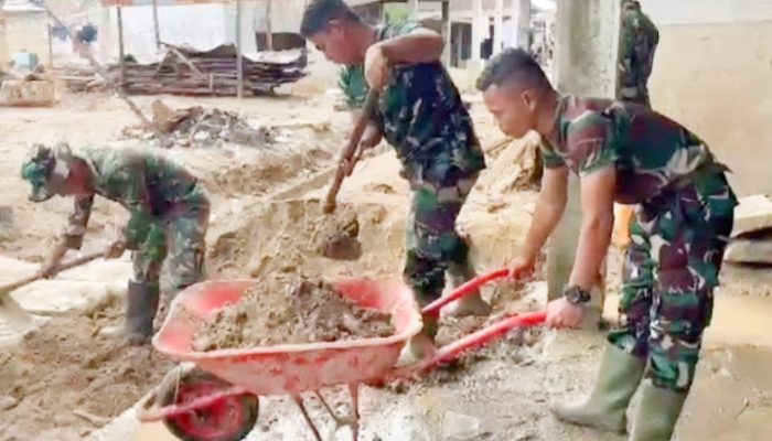 Sinergi TNI–Polri Percepat Pemulihan Sumbar: Bersihkan Pasar hingga Rumah Warga