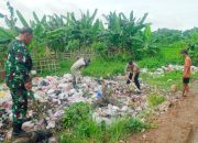 Babinsa Bojonegara Gencarkan Karya Bakti, Bantu Pondasi Rumah hingga Bersihkan Sampah