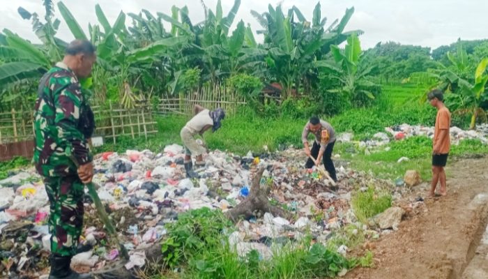 Babinsa Bojonegara Gencarkan Karya Bakti, Bantu Pondasi Rumah hingga Bersihkan Sampah