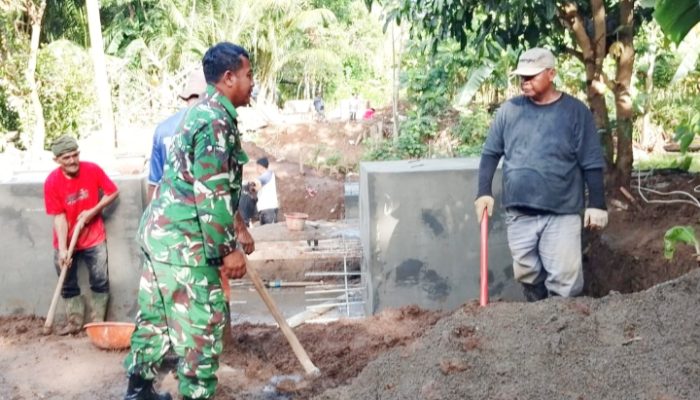 Babinsa Cinangka Gotong Royong Bangun Jembatan Gantung dan Bantu Renovasi Rumah Warga