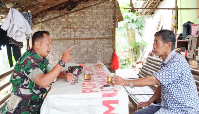Babinsa Koramil Mancak Perkuat Komsos, Dorong Gotong Royong dan Aktivitas Pemuda