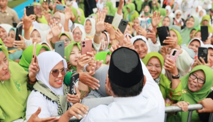 Momen Ratusan Ribu Warga NU Berdiri Bersholawat Sambut Prabowo di Stadion Gajayana Malang