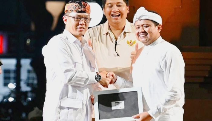 Sekjen Sugiono Resmi Berikan KTA untuk Bupati Sumedang Dony Ahmad yang Gabung Gerindra