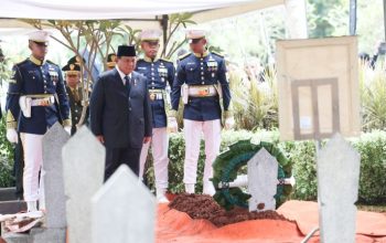 Prabowo Jadi Inspektur Upacara, Pimpin Prosesi Pemakaman Almarhum Try Sutrisno dengan Khidmat