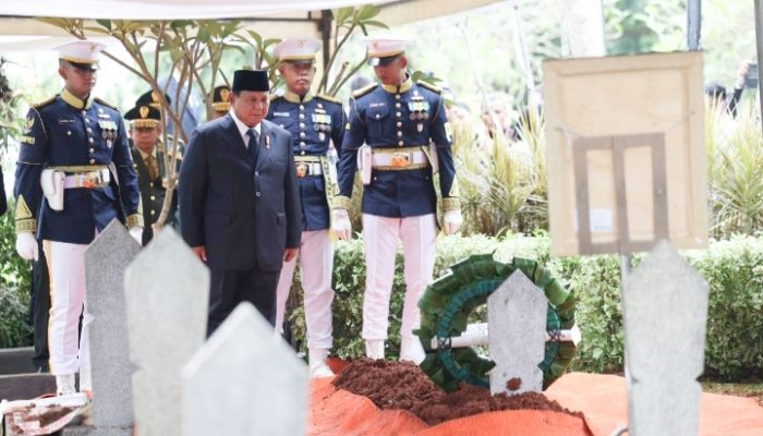 Prabowo Jadi Inspektur Upacara, Pimpin Prosesi Pemakaman Almarhum Try Sutrisno dengan Khidmat