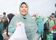 Ibu Ini Unboxing Paket Sembako dan Baju Gamis di Pasar Murah Pemerintah: Isinya Padat Banget!