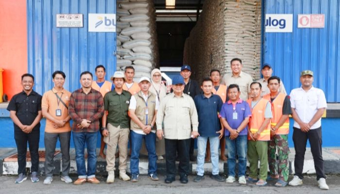 Di Tengah Sidak Gudang Bulog di Magelang, Prabowo Sapa dan Foto Bareng Pegawai