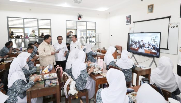 Perbaiki Kualitas Pendidikan, Prabowo Targetkan Tambah Papan Interaktif Digital ke Sekolah-sekolah