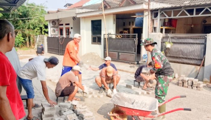 Babinsa Koramil 2301/Cilegon Gotong Royong Bersama Warga Perbaiki Drainase dan Lingkungan GDC