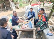 Babinsa Koramil 2302/Bojonegara Perkuat Keamanan dan Semangat Gotong Royong Lewat Komsos