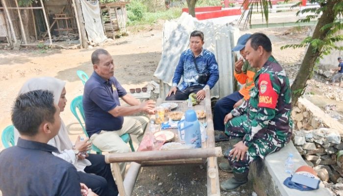 Babinsa Koramil 2302/Bojonegara Perkuat Keamanan dan Semangat Gotong Royong Lewat Komsos