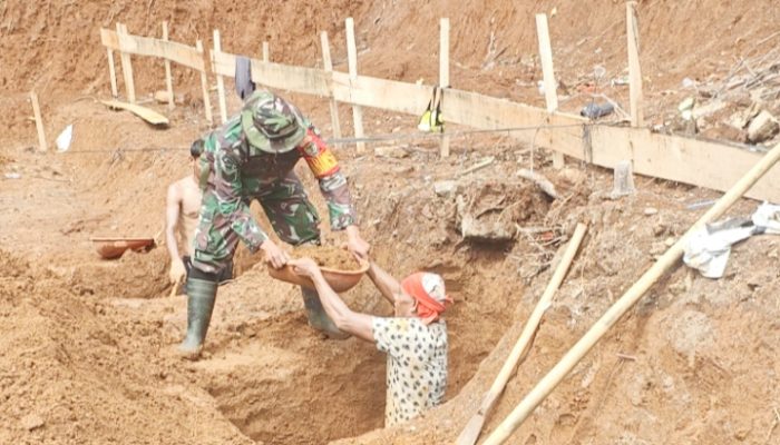 Babinsa Koramil 2305/Cinangka Gotong Royong Bantu Pembangunan Aula dan Gedung Desa