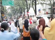 Momen Hangat Warga Sambut Kedatangan Prabowo di Bandung : Pak Minta Foto!