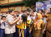 Guru SMPN 111 Jakarta Bahagia Dikunjungi Prabowo: “Luar Biasa Bangga!”