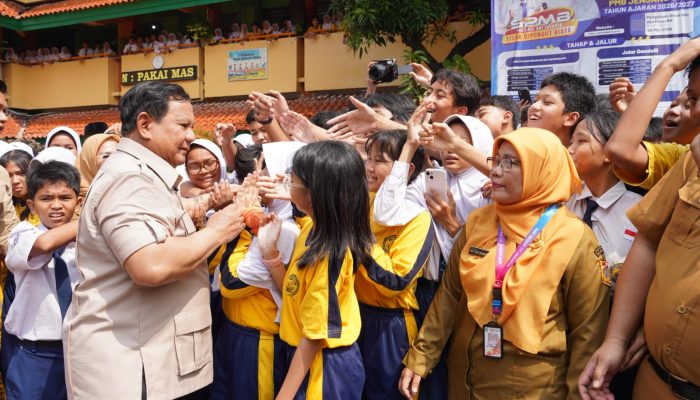 Guru SMPN 111 Jakarta Bahagia Dikunjungi Prabowo: “Luar Biasa Bangga!”