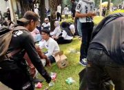 Supplier MBG Turun ke Jalan, Bagikan Buah dan Ikut Bersih-Bersih Pasca Demo