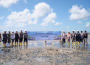 Dari Pesisir Belitung Timur, PT TIMAH dan Masyarakat Bergerak Jaga Alam Lewat Penanaman Mangrove di Pantai Mudong