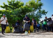 Jaga Kelestarian Pesisir, PT TIMAH Gelar Aksi Gotong Royong Bersihkan Pantai Tambak Udang