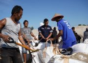 Di Tengah Terik Matahari, Nelayan dan PT TIMAH Kompak Gotong Royong Jaga Akses Muara Jelitik