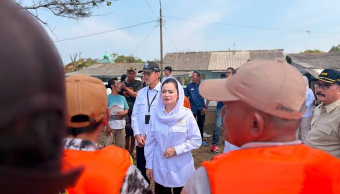 Legislator Gerindra Novita Wijayanti Salurkan Life Jacket untuk Nelayan Cilacap, Tegaskan Keselamatan Pelayaran Harus Jadi Prioritas