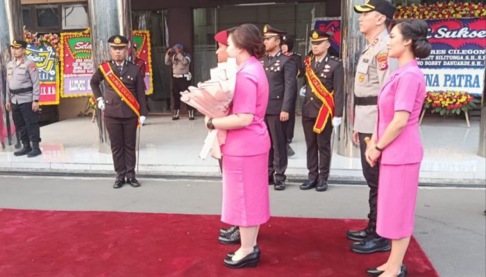 Suasana Haru Warnai Lepas Sambut Kapolres Cilegon, AKBP Martua Silitonga Titip Pesan Jaga Soliditas