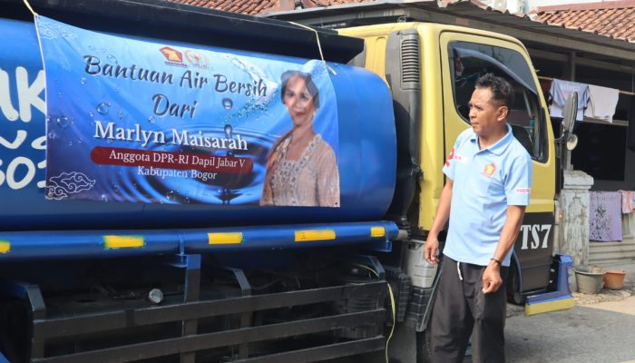 Marlyn Maisarah Salurkan Bantuan Air Bersih untuk Warga Babakan Madang