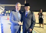 Menlu RI Sugiono Jemput Langsung Ketibaan Menlu RRT Wang Yi di Jakarta