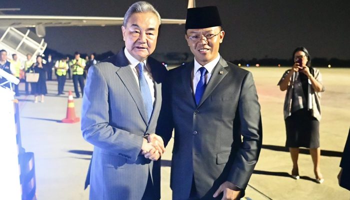Menlu RI Sugiono Jemput Langsung Ketibaan Menlu RRT Wang Yi di Jakarta