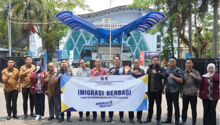 Bukan Sekadar Urus Paspor, Imigrasi Cilegon Turun ke Jalan Bagikan 200 Paket Makanan