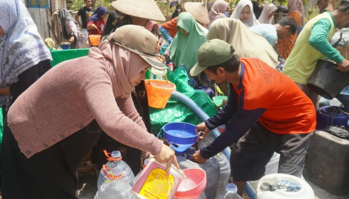 Legislator Gerindra Salurkan Bantuan Air Bersih untuk Warga Jatisari, Tuban